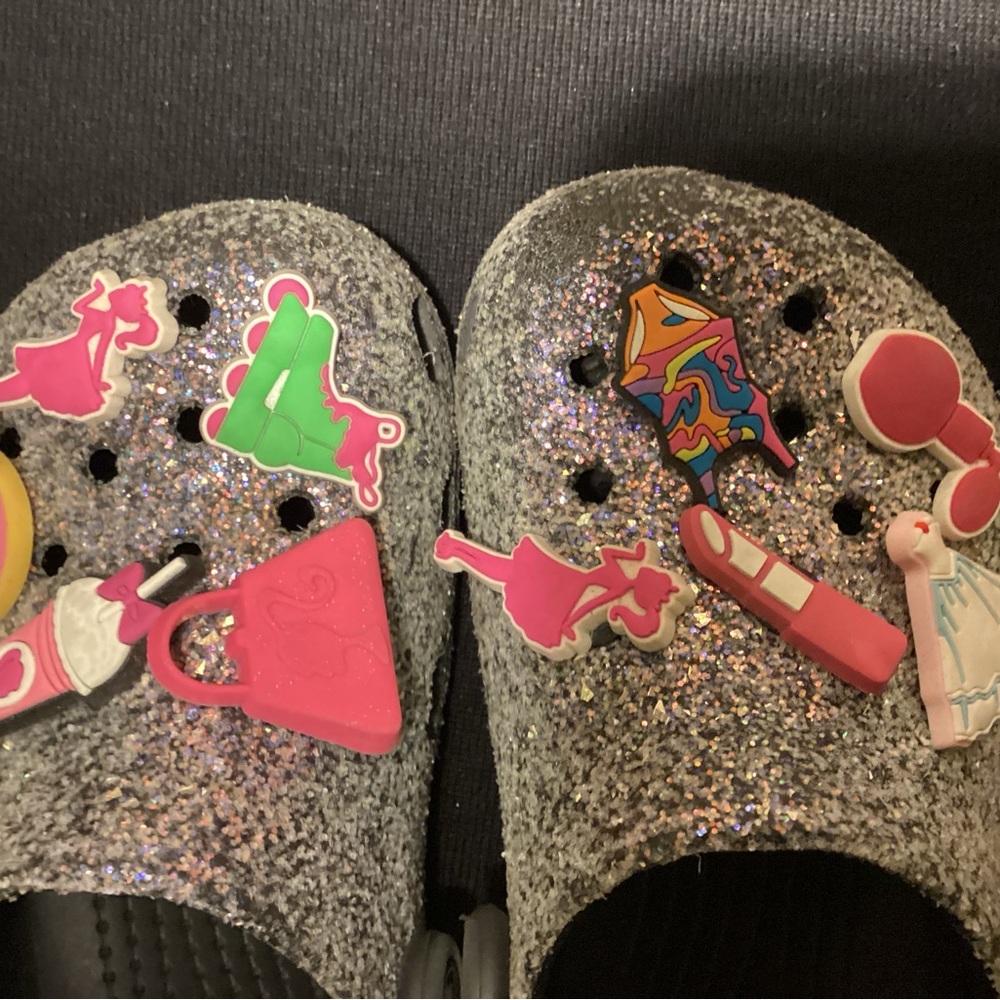 Kids Glitter Clogs Black sz9 w/ Charms (faded/worn top) - Picture 4 of 8